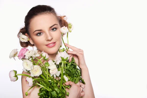 Jovem mulher bonita com um buquê de flores da Primavera concurso — Fotografia de Stock